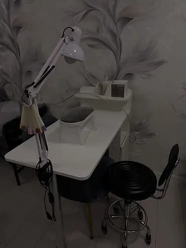 Сдаю Маникюрный стол с оборудованием для мастера ногтевого сервиса