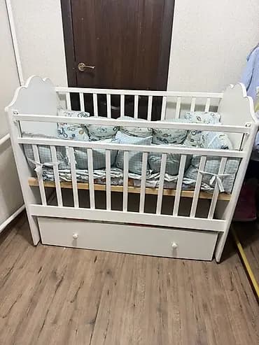 Детская кроватка с маятниковым механизмом и выдвижным ящиком Идеально