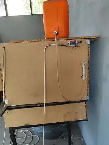 Комплект для разведения птицы: брудер + инкубатор - Брудер из ДСП на