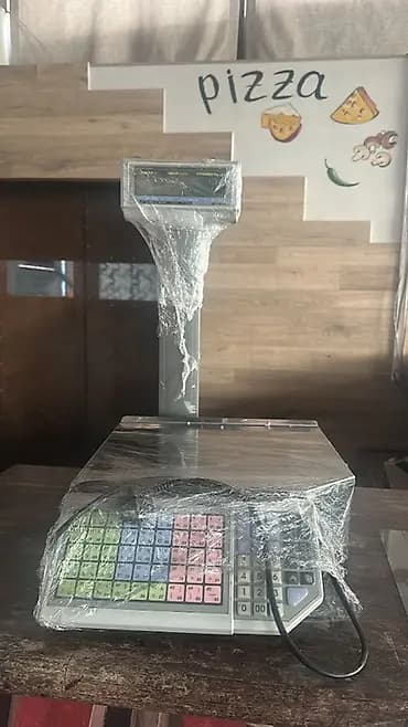 Торговые электронные весы с чекопечатью и стойкой-индикатором -