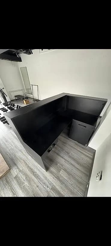 Стойка ресепшн/кассовый модуль для магазина, салона или шоурума -