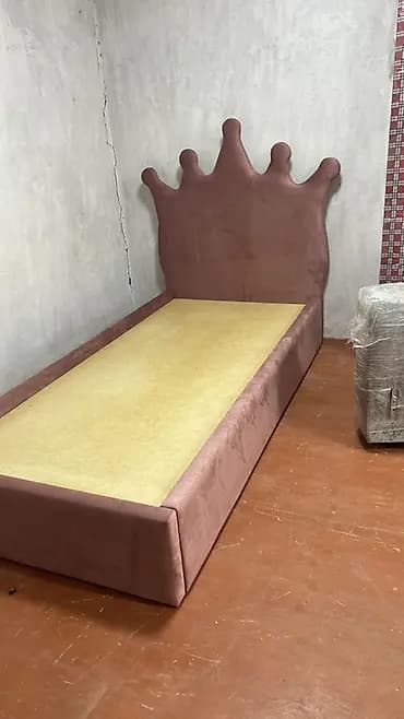 Односпальная кровать с высоким изголовьем в форме короны. - Дизайн
