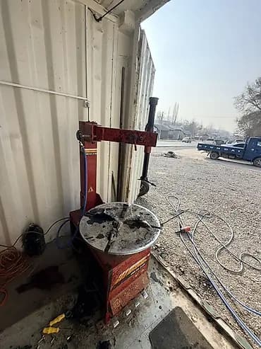 Комплект оборудования для шиномонтажа: - Станок для монтажа/демонтажа