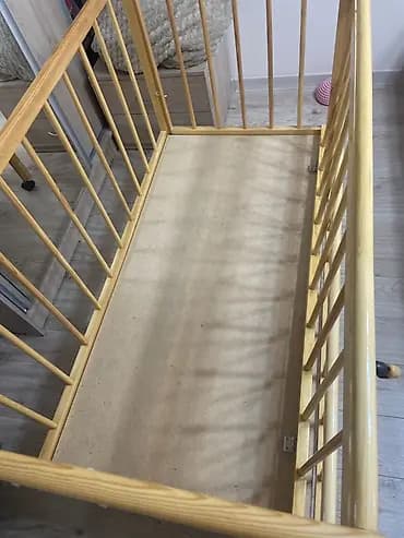 Детская кроватка из натурального дерева (сосна), классический цвет