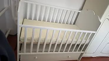 Детская кроватка(манеж) с матрасом, а также отдельно есть 12 подушек