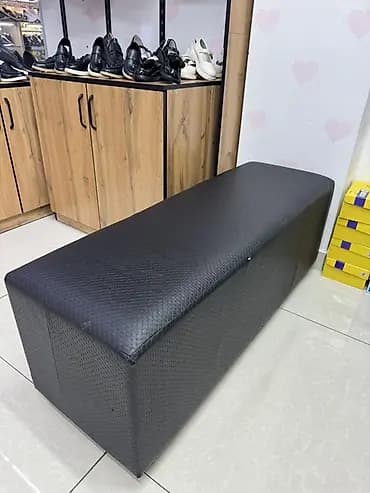 Торговое оборудование для магазина одежды/обуви: - Мягкая скамья для