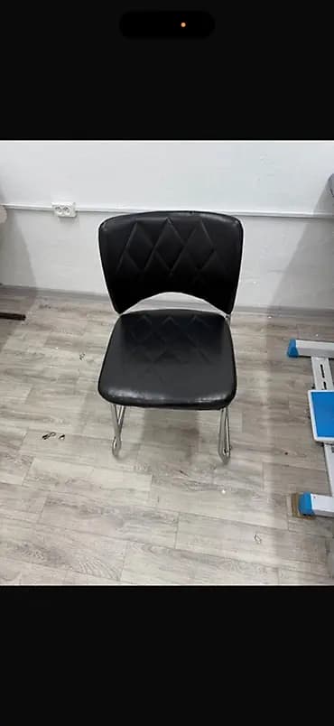 Стул с мягкой обивкой и металлическими ножками - Материал обивки