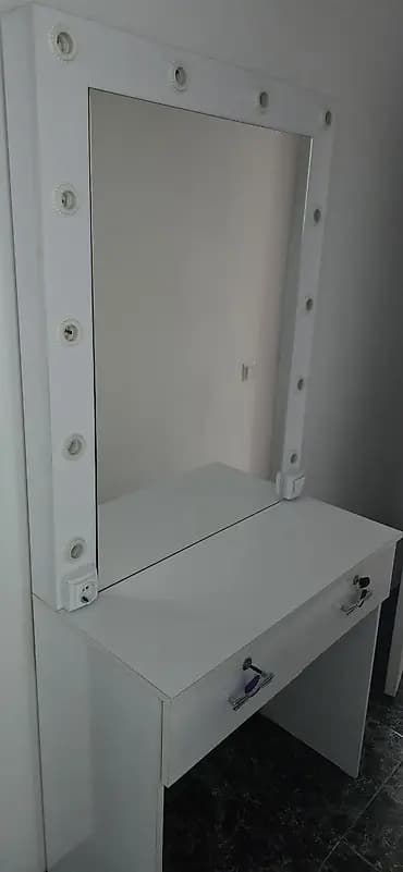 Столик для визажа. Отличное состояние