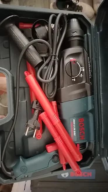 Набор электроинструмента в кейсах. 1) Перфоратор Bosch GBH 2-26 DRE -