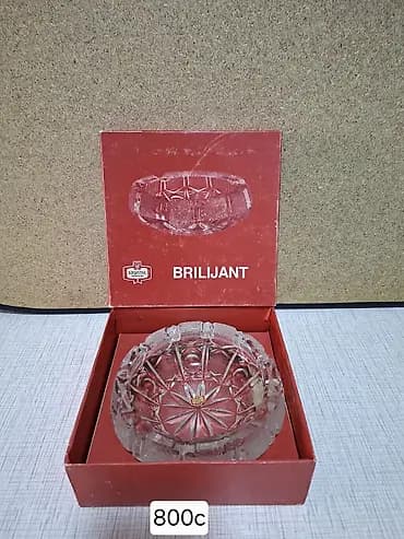 Кришталевое и фарфоровое сервировочное утварь. 1) Пепельница/розетка