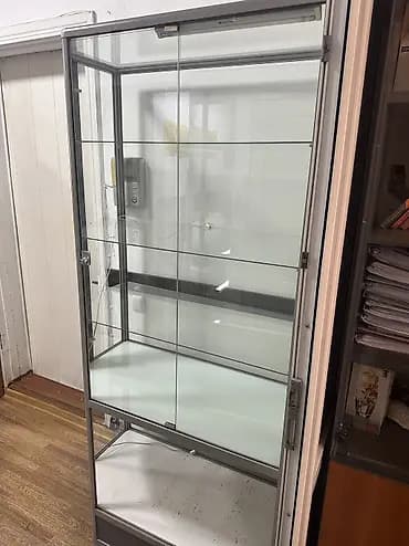 Продаются 2 стеклянные витрины. Подходит для компьютерного магазина. И
