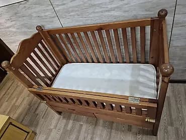 Основательная, деревянная детская кровать-монеж с матрасом. Длина 126