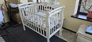 Детская кроватка классического дизайна из массива дерева, белого