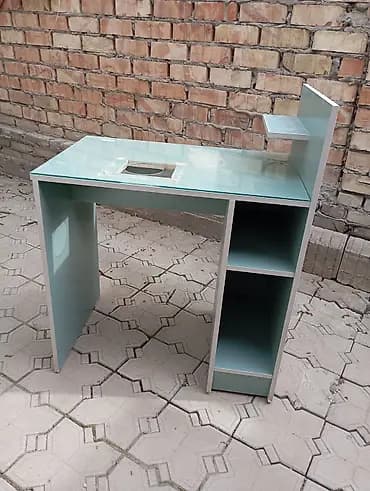 Маникюрный стол б/у со стеклом. состояние хорошее, можно вставить