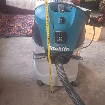 Промышленный пылесос Makita (сервисный разъём для электроинструмента)