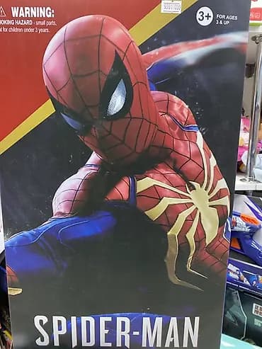 Игровые фигурки супергероев Marvel — Человек‑паук и Халк в коробках с