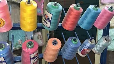 Нитки швейные на бобинах (overlock/универсальные) — яркая палитра для
