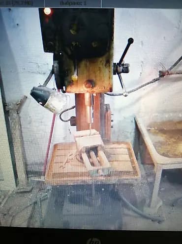 Настольный сверлильный станок. - Конструкция: массивная чугунная