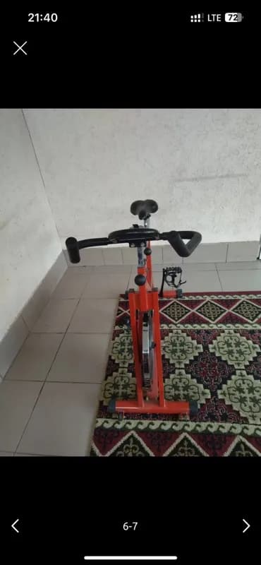 Спин-байк (велотренажер) для домашних и студийных кардио‑тренировок