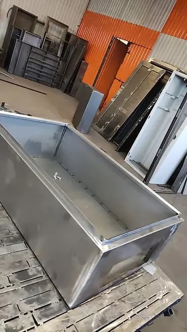 Требуется сварщик на полуавтомат на постоянную работу. З/п. обед