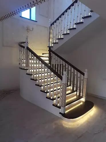 Агач тепкичи Жеке менчик үй үчүн, Тепкичтин формасы: Көп марштуу, Стиль: Классикалык