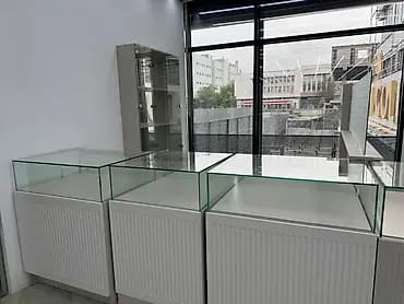 Торговая витрина (шкаф) для ювелирного / аксессуарного магазина —