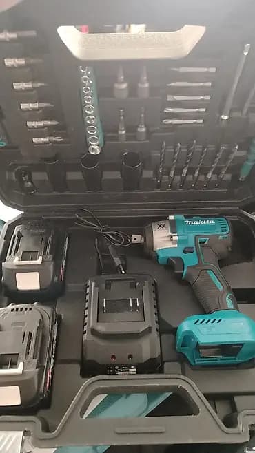 Аккумуляторный ударный гайковерт Makita в кейсе с набором