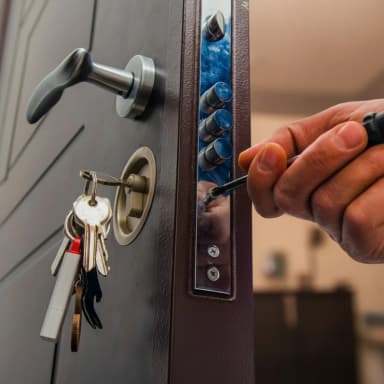 Профессиональные услуги по замкам и дверной фурнитуре - Вскрытие