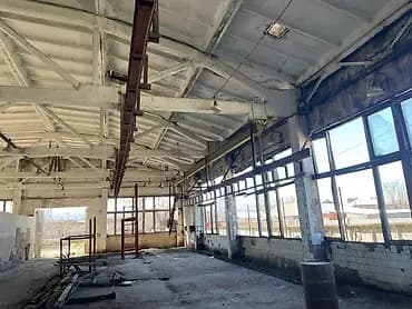 Промышленный пролёт с подвесной монорельсовой системой Описание: -