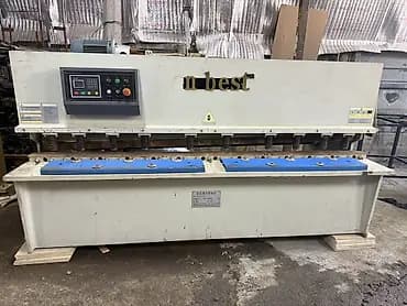 Гильотинные ножницы по металлу (гидравлический) 4*2500