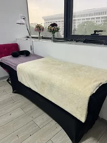 Косметологическая/массажная кушетка с комплектом аксессуаров -