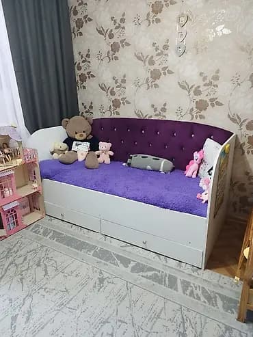 Односпальная кровать-диван с мягкой спинкой и ящиками для хранения. -