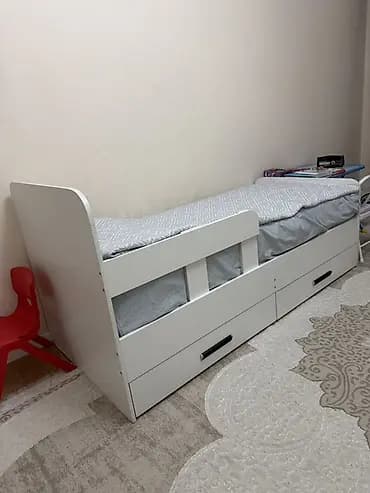 Продаю две Детские односпальные кровати с двумя выдвижными ящиками -
