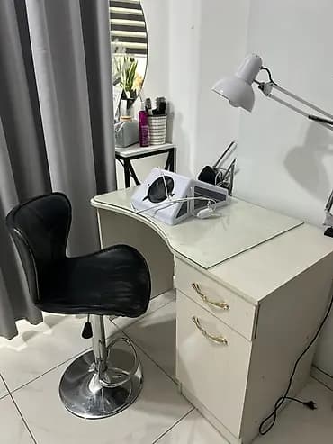 Маникюрный стол и стулья продаются 
В отличном состоянии