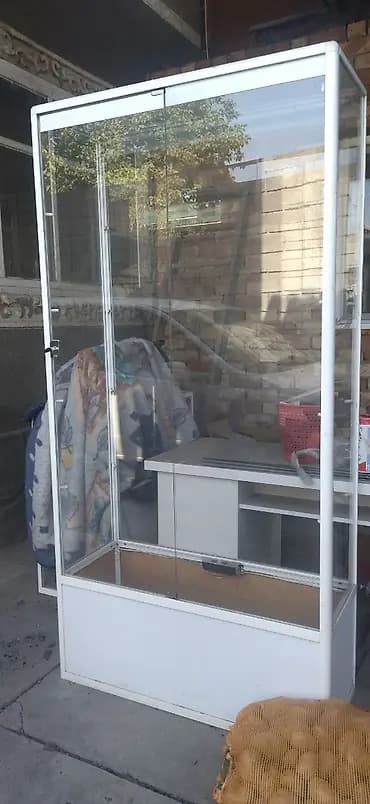 Витрина со стеклянными полками б/у большая, в хорошем состоянии