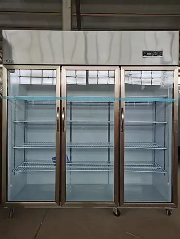 Промышленный холодильный шкаф с тремя стеклянными дверями - Корпус из