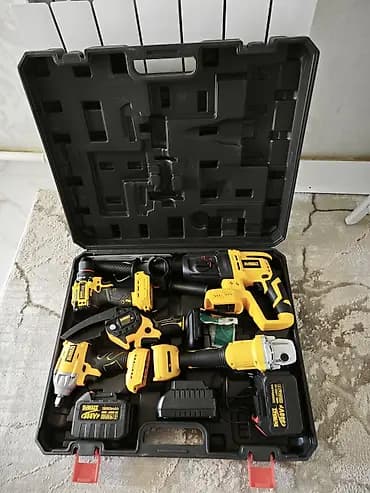 Аккумуляторный набор электроинструментов DEWALT в прочном кейсе