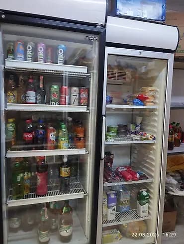 Торговые холодильные витрины (2 шт.) вертикального типа со стеклянными