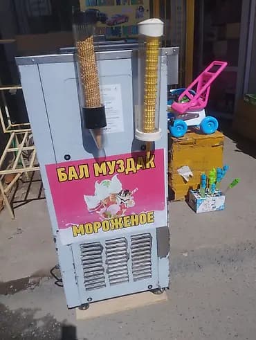 Аппарат для мягкого мороженого с держателями для рожков - Напольный