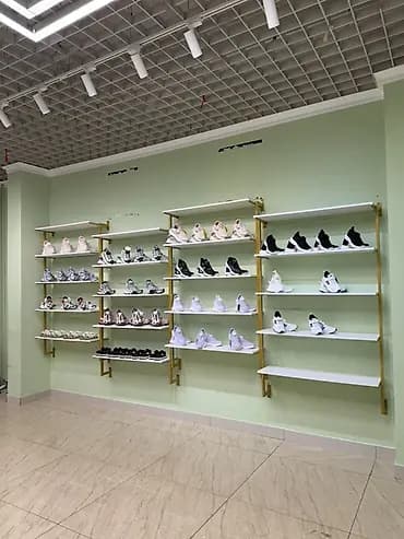 Продаётся торговое оборудование для магазина обуви. Настенные полки в