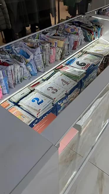 Продаётся витрина в хорошем состоянии. Размеры: длина — 3,15 м, высота