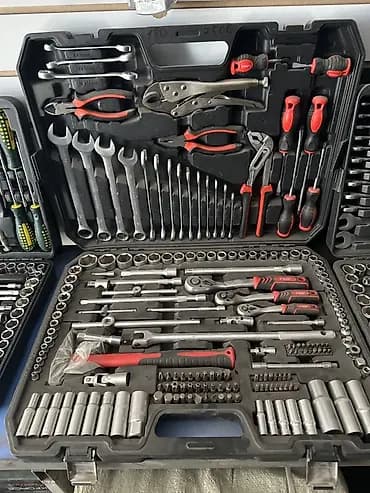 Набор ручного инструмента в большом пластиковом кейсе. Состав: -