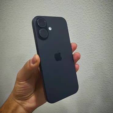 IPhone 16, Б/у, 128 ГБ, Черный, Защитное стекло, Чехол, Кабель, 95 %