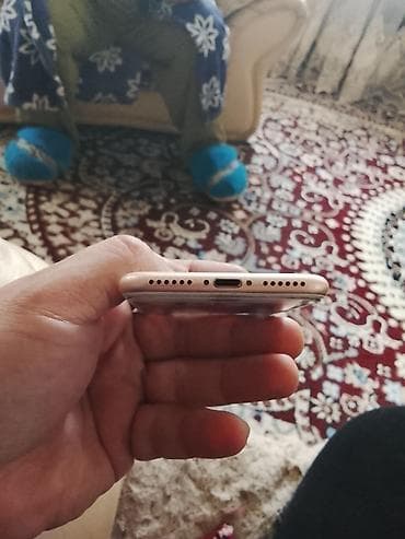 IPhone 8, Б/у, 256 ГБ, Золотой, Зарядное устройство at lalafo.kg IPhone 8, Б/у, 256 ГБ, Золотой, Зарядное устройство