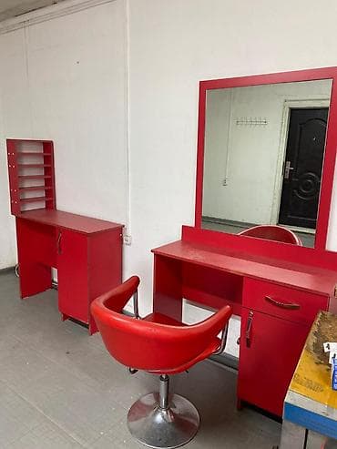 Парикмахерское рабочее место в красном цвете. Состав: - Стол-трюмо с at lalafo.kg Парикмахерское рабочее место в красном цвете. Состав: - Стол-трюмо с