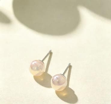 Серьги-гвоздики с нежно-розовыми перламутровыми бусинами. - at lalafo.kg Серьги-гвоздики с нежно-розовыми перламутровыми бусинами. -