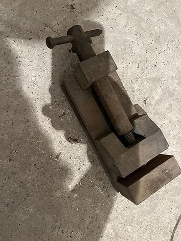 Тиски слесарно-фрезерные (машинные), продольные, с призматическими at lalafo.kg Тиски слесарно-фрезерные (машинные), продольные, с призматическими