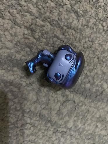 Мини-фигурка-брелок в стиле chibi с перламутровым фиолетово-синим at lalafo.kg Мини-фигурка-брелок в стиле chibi с перламутровым фиолетово-синим