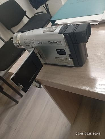 Видеокамера Panasonic VZ18 в серебристом корпусе с откидным дисплеем at lalafo.kg Видеокамера Panasonic VZ18 в серебристом корпусе с откидным дисплеем