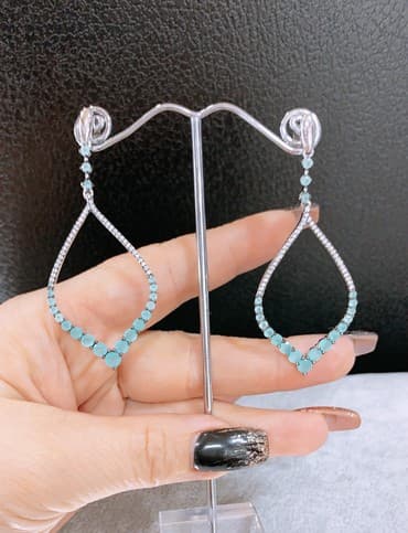 Висячие серьги на выход. Самый лучший подарок для ваших любимых lalafo.kg да Висячие серьги на выход. Самый лучший подарок для ваших любимых